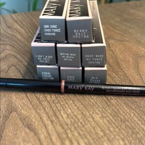 8 Mary Kay Lip Liners in Various Shades